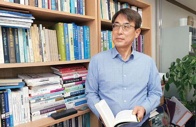 곽수근 서울대 명예교수는 정부의 소득주도성장 정책에 대해 “무조건 임금만 올려줘서는 생산으로 연결되지 않는다”며 정책 실효성에 의문을 표했다. 긴급 재난지원금에 대해서도 정책의 목적이 명확해야 효과를 볼 수 있을 것이라고 지적했다.  김호웅 기자