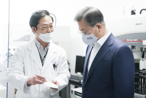 지난 9일 코로나19 백신 개발 회의에 참석한 문재인 대통령. 연합뉴스