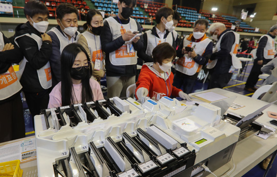 지난 15일 대전 서구 괴정동 KT인재개발원에 마련된 서구개표소에서 각 당 참관인들이 개표 과정을 지켜보고 있다.  연합뉴스