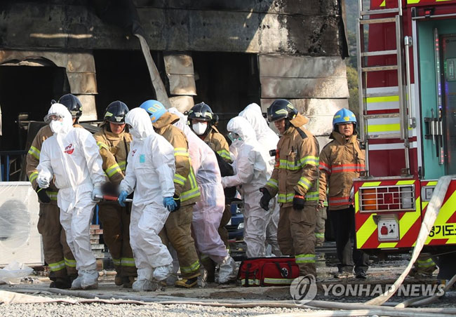 (이천=연합뉴스) 홍기원 기자 = 29일 오후 다수의 사상자가 발생한 경기도 이천시 모가면의 한 물류창고 공사장 화재 현장에서 소방대원들이 부상자를 구급차로 옮기고 있다. 2020.4.29