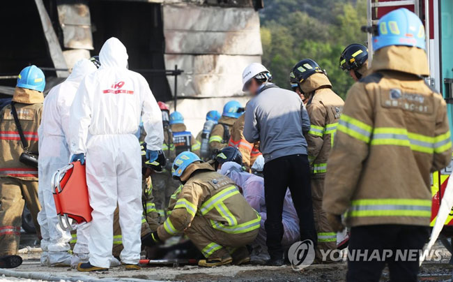 (이천=연합뉴스) 홍기원 기자 = 29일 오후 다수의 사상자가 발생한 경기도 이천시 모가면의 한 물류창고 공사장 화재 현장에서 소방대원들이 부상자를 구급차로 옮기고 있다. 2020.4.29