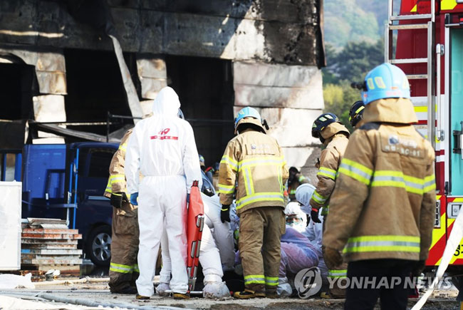 (이천=연합뉴스) 홍기원 기자 = 29일 오후 다수의 사상자가 발생한 경기도 이천시 모가면의 한 물류창고 공사장 화재 현장에서 소방대원들이 부상자를 구급차로 옮기고 있다.