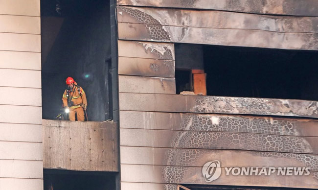 (이천=연합뉴스) 홍기원 기자 = 29일 오후 다수의 사상자가 발생한 경기도 이천시 모가면의 한 물류창고 공사장 화재 현장에서 소방관이 인명 수색을 하고 있다. 2020.4.29