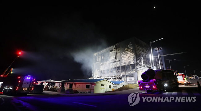 (이천=연합뉴스) 이정훈 기자 = 29일 화재로 대형 인명피해가 발생한 경기도 이천시 모가면 A물류창고에서 소방대원들이 밤을 잊은 채 수색작업을 이어가고 있다. 2020.4.29