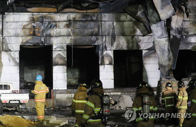 (이천=연합뉴스) 이정훈 기자 = 29일 화재로 대형 인명피해가 발생한 경기도 이천시 모가면 A물류창고에서 소방대원들이 밤을 잊은 채 수색작업을 이어가고 있다. 2020.4.29