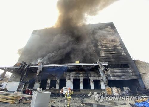 (서울=연합뉴스) 29일 오후 다수의 사상자가 발생한 경기도 이천시 모가면의 한 물류창고 공사장 화재 현장에서 소방관들이 진화작업을 하고 있다. [경기소방재난본부 제공. 재판매 및 DB금지]