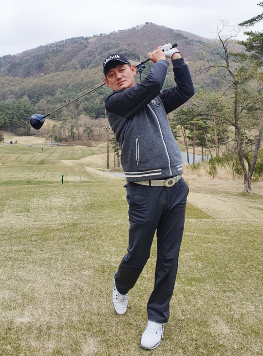 지난달 20일 경기 여주의 360도컨트리클럽 1번 홀에서 스윙연습을 하는 김영철 대표를 그의 아내가 카메라에 담았다.