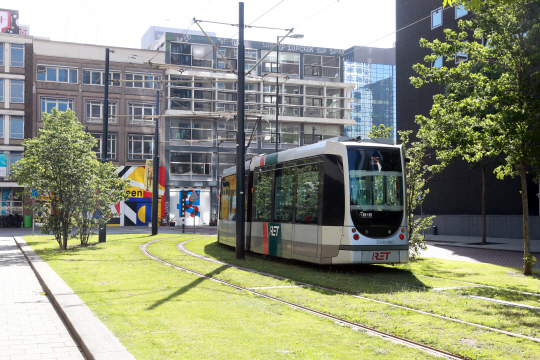 네덜란드 로테르담에 트램이 지나고 있다.