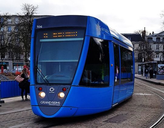 프랑스 랭스시를 운행하는 트램.