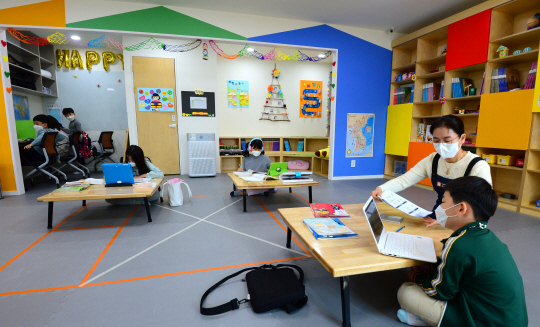 지난달 28일 서울 성동구 응봉동 우리동네키움센터 성동 4호점에서 초등학생들이 온라인 수업에 열중하고 있다.