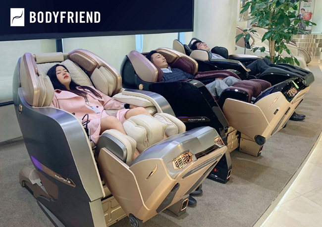 서울 강남구 도곡동 ‘바디프랜드 도곡타워’에서 직원들이 업무 시간 중 안마의자 위에서 낮잠을 자고 있다. 바디프랜드 제공