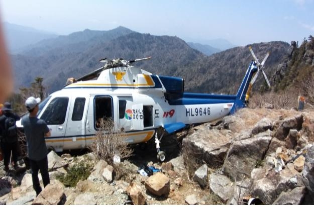 (산청=연합뉴스) 1일 오전 경남 산청군 지리산 천왕봉 인근에서 구조활동을 펼치던 헬기가 추락했다. 사진은 사고 헬기. 2020.5.1 [경남소방본부 제공. 재판매 및 DB 금지]