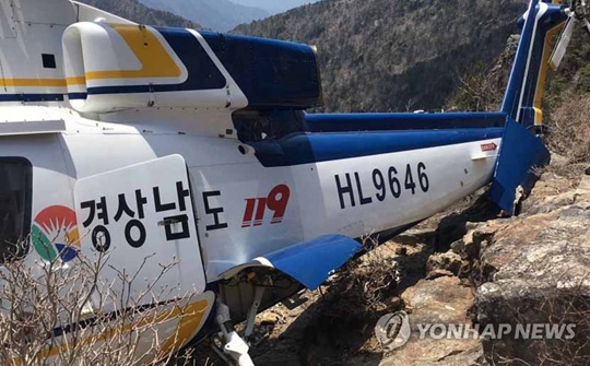 (산청=연합뉴스) 1일 오전 경남 산청군 지리산 천왕봉 인근에서 구조활동을 펼치던 헬기가 추락했다. 사진은 사고 헬기. 2020.5.1 [소방청 제공. 재판매 및 DB 금지]