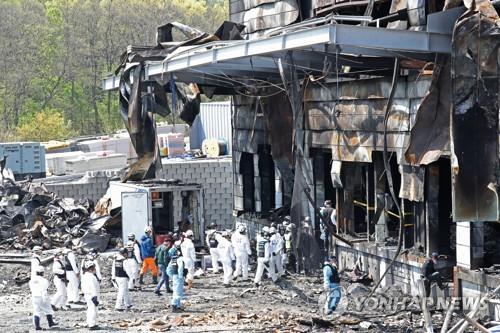 (이천=연합뉴스)  대형 인명피해가 발생한 경기도 이천시의 한 물류창고 공사장 화재 현장에서 지난달 30일 오전 경찰, 소방당국, 국과수 등 관계자들이 합동 감식을 하고 있다. 2020.4.30