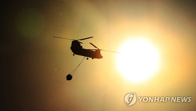 (고성=연합뉴스) 지난 1일 강원 고성군 토성면 도원리에서 발생한 산불 진화에 투입된 군 헬기가 2일 오전 산불지역에서 분주히 움직이고 있다. 2020.5.2