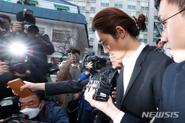 [서울=뉴시스]이윤청 기자 = 성폭력범죄의 처벌 등에 관한 특례법 위반(카메라 등 이용 촬영)과 정보통신망법상 음란물 유포 혐의를 받는 가수 정준영이 지난해 3월29일 서울 종로구 종로경찰서에서 기소의견으로 검찰에 송치되고 있다. 2019.03.29