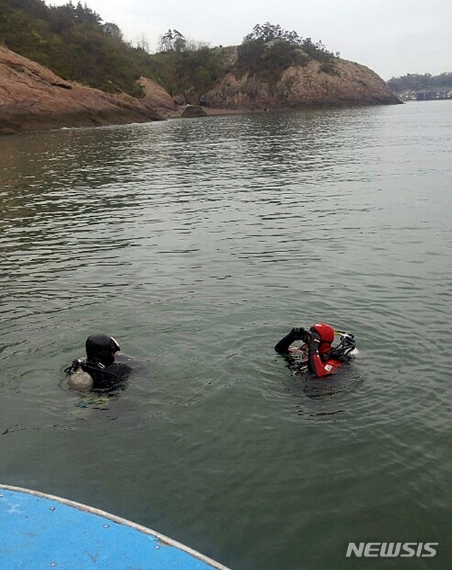해경 구조대(오른쪽)가 실종됐던 해녀를 구조해 함께 구조정으로 향하고 있다.