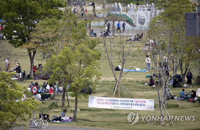 황금연휴 시작일인 2020년 4월 30일 오후 서울 잠원한강공원에서 시민들이 거리두기를 유지한 채 여유를 즐기고 있다. [연합뉴스 자료사진]