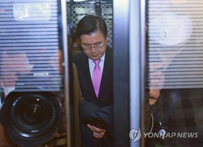 제21대 총선에서 패배한 미래통합당 황교안 대표가 4월 15일 국회도서관 강당에 마련된 미래통합당-미래한국당 개표상황실에서 사퇴를 밝힌 뒤 상황실을 떠나고 있다. [연합뉴스 자료사진]