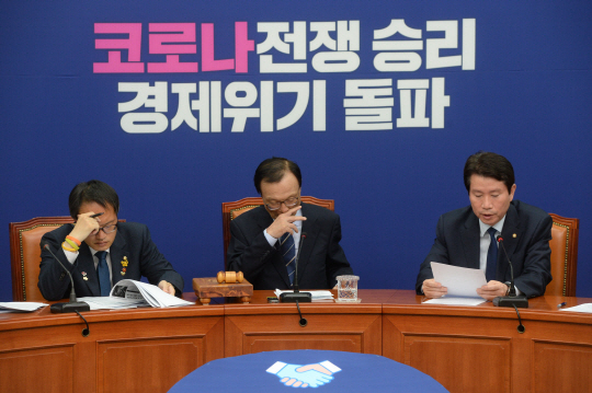 이해찬(가운데) 더불어민주당 대표가 4일 오전 국회에서 열린 최고위원회의에서 이인영(오른쪽) 원내대표가 발언하는 동안 코를 만지고 있다.