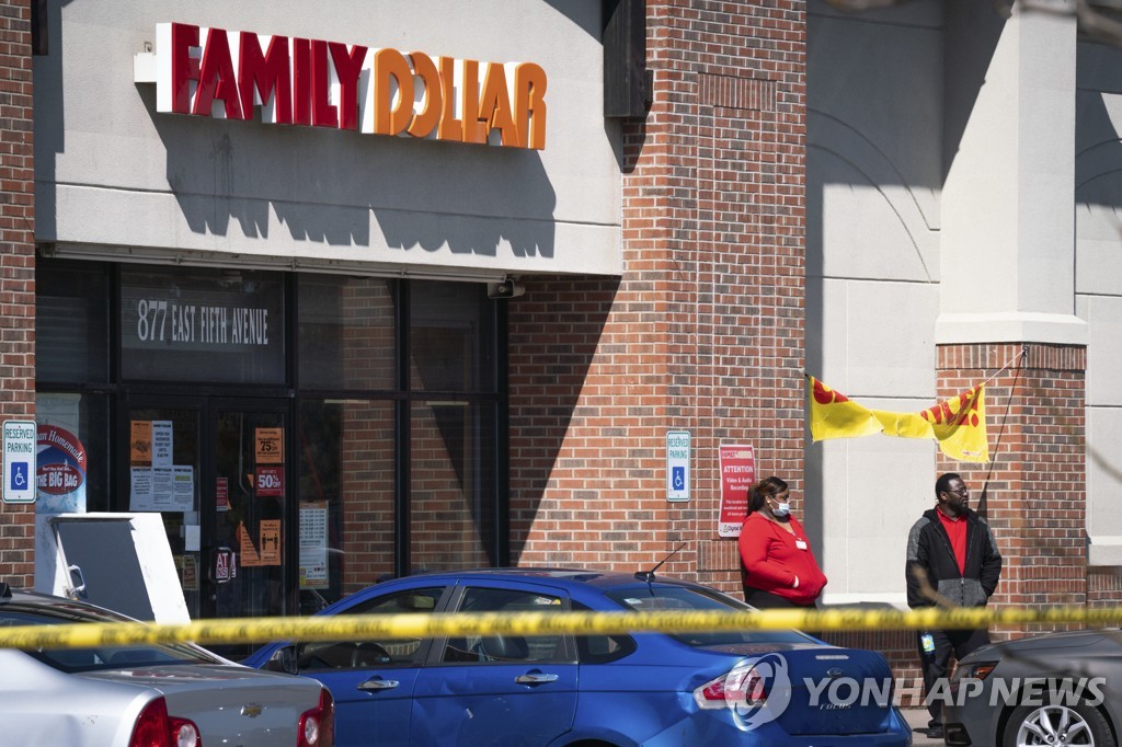 총격 사건이 일어난 미국 미시간주의 한 상점. [AP=연합뉴스]