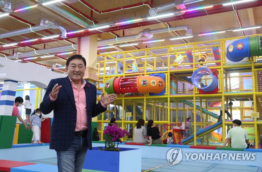 최근 재개장한 두리랜드를 운영하는 배우 임채무가 경기도 양주시 장흥면 두리랜드에서 연합뉴스와 인터뷰에 앞서 놀이 시설을 소개하고 있다.