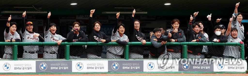 5일 인천 SK행복드림구장에서 열린 프로야구 개막전 SK 와이번스와 한화 이글스의 경기. 2회초 한화 공격 무사 2루 상황에서 한화 김태균이 좌익수 왼쪽 안타를 치자 동료들이 크게 환호하고 있다.