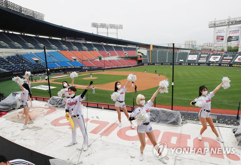 프로야구가 개막한 5일 오후 서울 잠실야구장에서 열린 두산 베어스와 LG 트윈스의 경기. LG 트윈스 응원단이 열띤 응원전을 펼치고 있다.