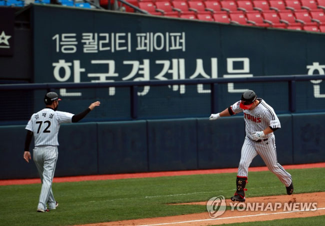 (서울=연합뉴스) 한종찬 기자 = 프로야구가 개막한 5일 오후 서울 잠실야구장에서 열린 두산 베어스와 LG 트윈스의 경기. 3회말 1사 2루에서 LG 김현수가 홈런을 치고 그라운드를 돌고 있다. 2020.5.5