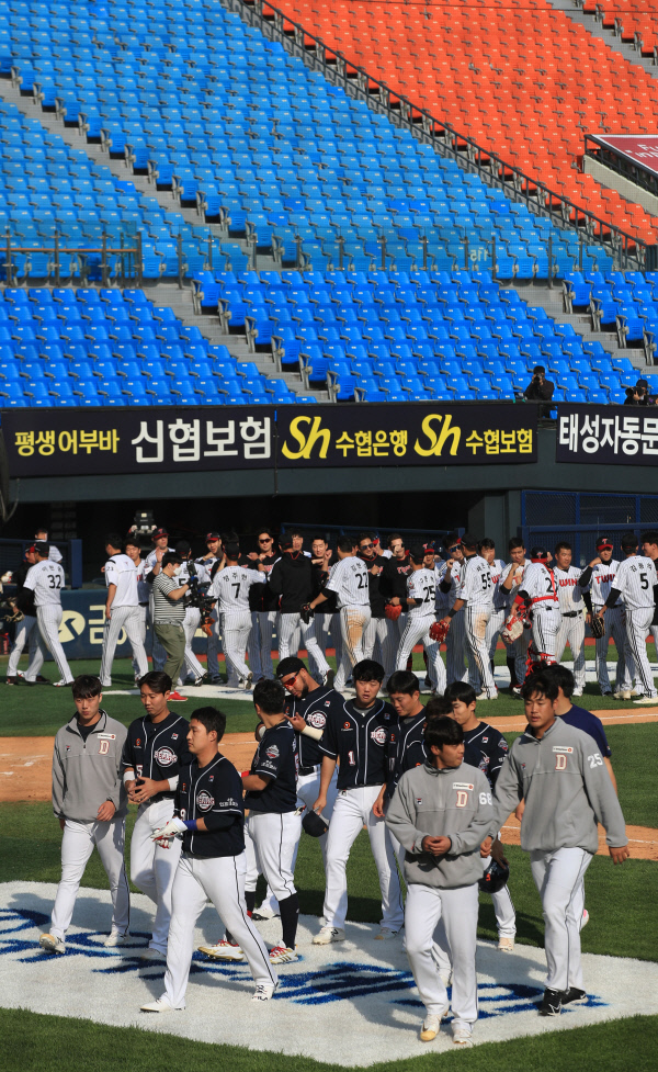 5일 잠실구장에서 무관중으로 열린 프로야구 개막전이 끝난 뒤 두산과 LG 선수단이 그라운드를 나서고 있다. 연합뉴스