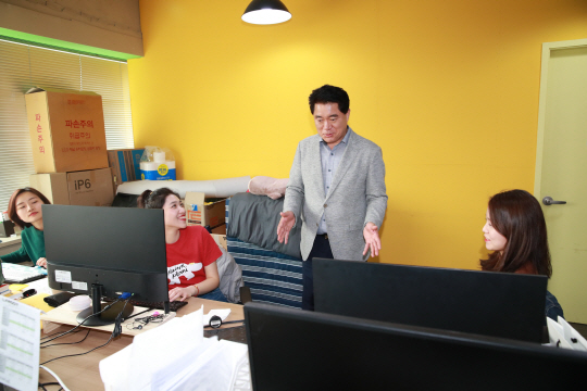 박준희(가운데) 관악구청장이 관악창업공간에 입주한 젊은 기업인들과 대화를 나누고 있다.   관악구청 제공