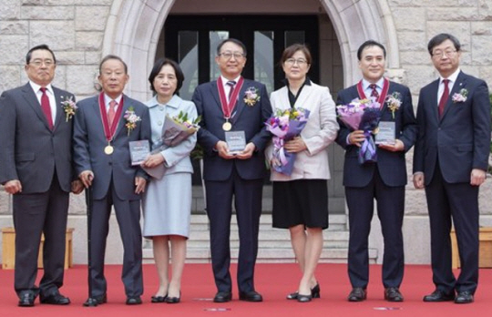 5일 고려대 개교기념일을 맞아 ‘자랑스러운 고대인상’ 수상자와 학교 관계자들이 고려대 본관 앞에서 기념 촬영을 했다. 왼쪽부터 구자열 고려대 교우회장과 정유근 대양상선 대표 부부, 강병창 솔브레인 대표 부부, 김종양 인터폴 총재, 정진택 고려대 총장.  고려대 제공