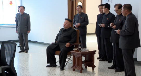 잠적 20일 만인 지난 2일 김정은이 비료공장 준공식에 참석한 모습. 뉴시스