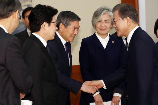 청와대가 6월 중에 외교부·국방부 장관 등을 교체하는 중폭 개각을 단행할 것으로 알려진 가운데, 문재인 대통령이 지난해 12월 3일 청와대에서 열린 국무회의에서 정경두(오른쪽 세 번째) 국방부 장관과 인사를 나누고 있다. 뉴시스