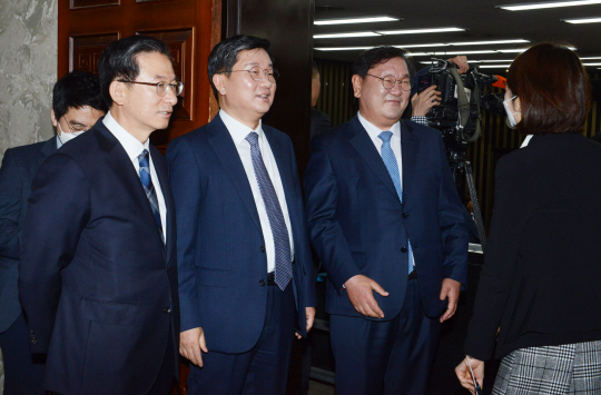 더불어민주당 원내대표 선거에 출마한 정성호·전해철·김태년(왼쪽부터) 의원이 6일 오전 국회에서 열린 합동연설회에 앞서 참석자에게 인사하고 있다.