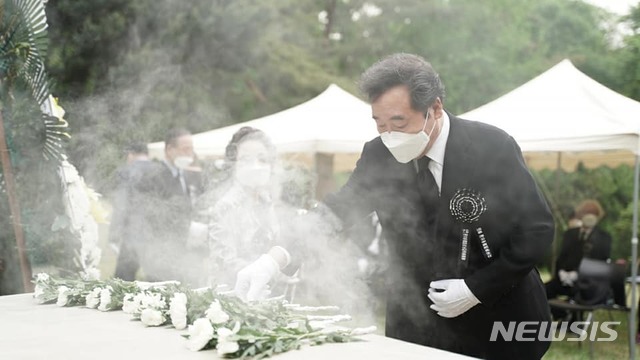 [서울=뉴시스] 이낙연 더불어민주당 코로나19국난극복위원장이 5일 강북구 수유동에 위치한 신익희 선생 묘역을 참배했다고 밝혔다. (사진 제공= 이낙연 위원장 페이스북)