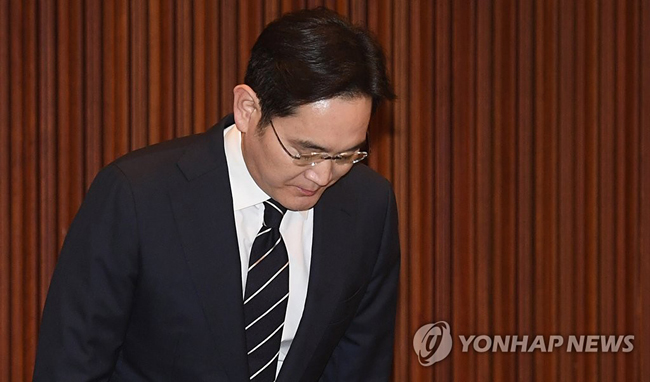 (서울=연합뉴스) 한상균 기자 = 이재용 삼성전자 부회장이 6일 서초동 사옥에서 경영권 승계와 노조 문제 등과 관련해 대국민 사과를 하기 전 고개숙여 인사하고 있다. 2020.5.6