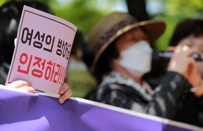 (부산=연합뉴스) 손형주 기자 = 6일 부산지법 앞에서 열린 기자회견에서 발언하는 피해 여성.