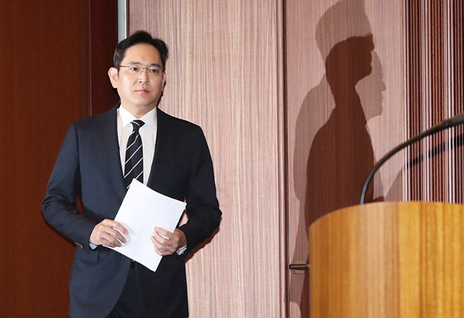 (서울=연합뉴스) 한상균 기자 = 이재용 삼성전자 부회장이 6일 서초동 사옥에서 대국민 사과 회견을 위해 입장하고 있다. 지난 3월 삼성 준법감시위는 이 부회장에게 경영권 승계 의혹, 노조 문제 등에 대해 반성을 담은 대국민 사과를 권고했다. 2020.5.6