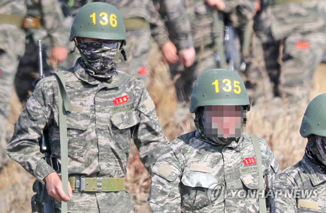 (서귀포=연합뉴스) 박지호 기자 = 3주간의 기초군사훈련을 받는 월드스타 손흥민이 6일 오후 제주 서귀포시 대정읍 해병대 제9여단 사격장에서 사격훈련을 마친 뒤 91대대 훈련소로 복귀하고 있다.139번 훈련병 손흥민은 이날 136번 방탄모를 착용했다. 2020.5.6