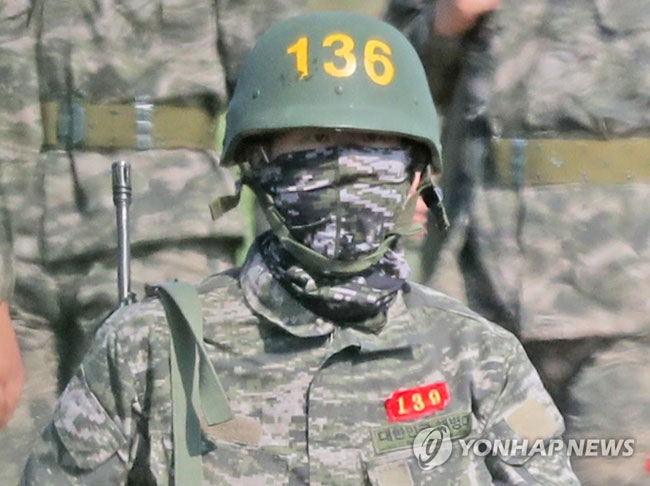 (서귀포=연합뉴스) 박지호 기자 = 3주간의 기초군사훈련을 받는 월드스타 손흥민이 6일 오후 제주 서귀포시 대정읍 해병대 제9여단 사격장에서 사격훈련을 마친 뒤 91대대 훈련소로 복귀하고 있다.139번 훈련병 손흥민은 이날 136번 방탄모를 착용했다. 2020.5.6