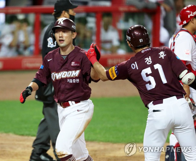 (광주=연합뉴스) 조남수 기자 = 6일 광주-기아챔피언스필드에서 열린 2020 KBO리그 키움 히어로즈와 KIA 타이거즈의 경기.키움 8회 초 1사 1, 3루에서 1루 주자의 2루 도루 때 상대의 실책으로 3루 주자 서건창이 득점을 올리며 타석에 있던 이정후와 하이파이브를 나누고 있다. 2020.5.6