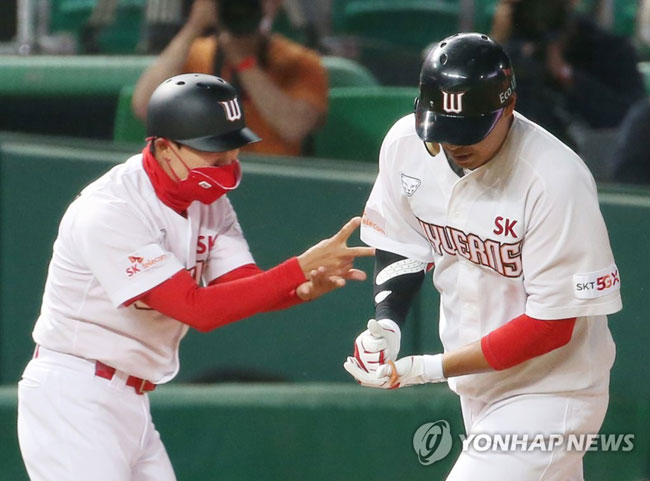 (인천=연합뉴스) 김상연 기자 = 6일 인천 SK행복드림구장에서 열린 2020 프로야구 SK 와이번스와 한화 이글스의 경기. 6회말 SK 공격 무사 상황에서 SK 한동민(오른쪽)이 연타석 홈런을 날린 뒤 정수성 코치와 가위바위보 세리머니를 하고 있다. 2020.5.6