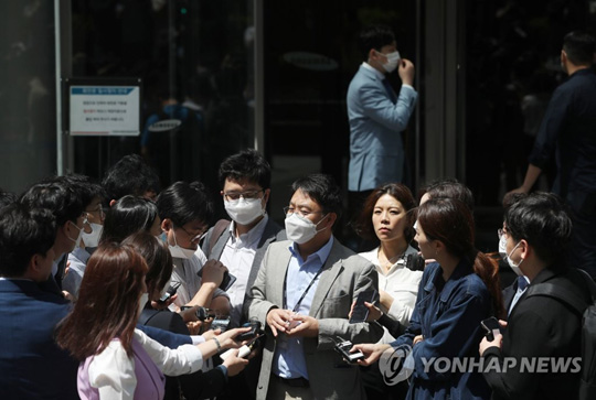 (서울=연합뉴스) 삼성 준법감시위원회 회의가 열리는 7일 서초동 삼성생명 사옥 앞에서 박준영 준법감시위 커뮤니케이션 팀장이 취재진에게 회의 관련 내용을 설명하고 있다. 2020.5.7
