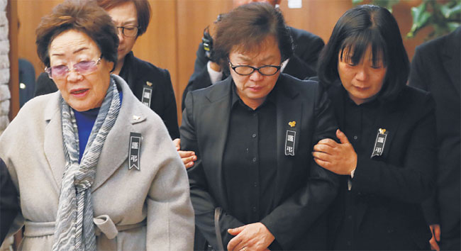 일본군 위안부 피해자인 이용수(왼쪽) 할머니로부터 7일 수요집회 성금의 불분명한 사용 등에 대해 비판을 받은 윤미향(오른쪽·더불어시민당 비례대표 당선인) 전 정의기억연대 이사장이 지난해 1월 고 김복동 할머니의 입관식을 마치고 서울 서대문구 세브란스병원 장례식장을 나서고 있다. 뉴시스