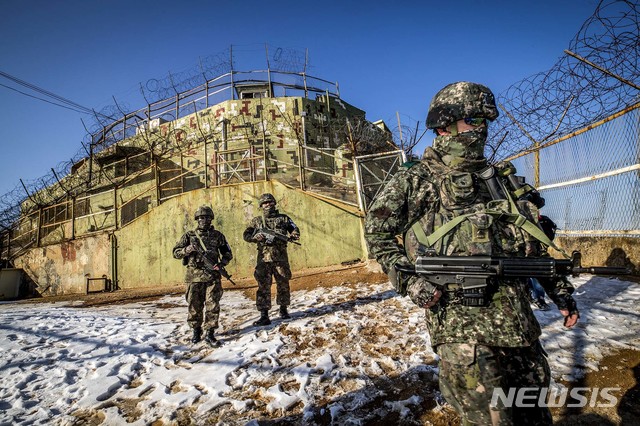 【고성(강원)=뉴시스】사진공동취재단 = ‘9.19 남북 군사합의’에 따른 비무장지대(DMZ) 내 시범 철수 감시초소(GP) 가운데 역사적 가치를 고려해 원형을 보존하기로 한 강원도 고성 GP를 13일 국방부가 언론에 처음으로 공개했다. 대한민국 최동북단에 위치한 고성 GP는 1953년 정전협정 체결 직후 최초로 설치된 곳으로 북한 GP와의 거리가 580m 밖에 되지않아 남북이 가장 가까이 대치하던 곳이다. 현재 이 곳은 장비와 병력을 철수하고 작년 11월 7일을 마지막으로 DMZ 경계 임무는 공식적으로 종료된 상태다. 2019.02.14.