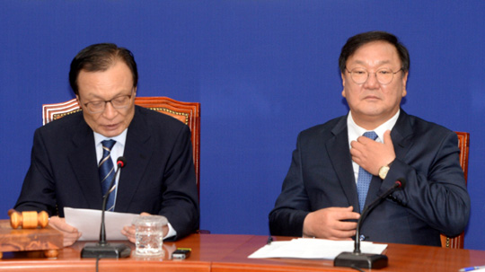 김태년(오른쪽) 신임 더불어민주당 원내대표가 8일 오전 국회에서 열린 최고위원회의에서 이해찬 대표의 발언 도중 넥타이를 고쳐 매고 있다.