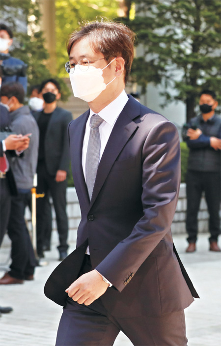 박형철 전 청와대 반부패비서관이 8일 오전 서울 서초구 서울중앙지법에서 열린 조국 전 법무부 장관 가족 비리 및 감찰무마 의혹 사건 관련 첫 공판에 출석하기 위해 법정으로 발걸음을 옮기고 있다. 연합뉴스