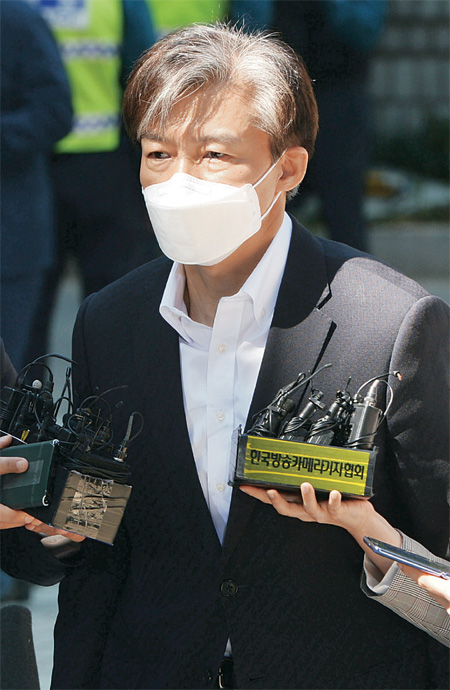 자녀 입시비리와 감찰무마 등 혐의로 기소된 조국 전 법무부 장관이 8일 검찰이 강제수사에 나선 지 255일 만에 처음으로 서울 서초구 서울중앙지법에 재판을 받기 위해 출석하면서 기자들의 질문에 답하고 있다.