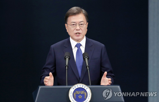 (서울=연합뉴스) 문재인 대통령이 취임 3주년을 맞은 10일 오전 청와대 춘추관에서 대국민 특별연설을 하고 있다. 2020.5.10